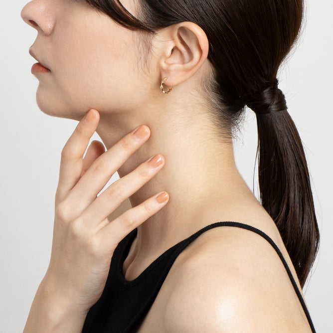 Clarus ブラウンダイヤモンド ミニフープピアス