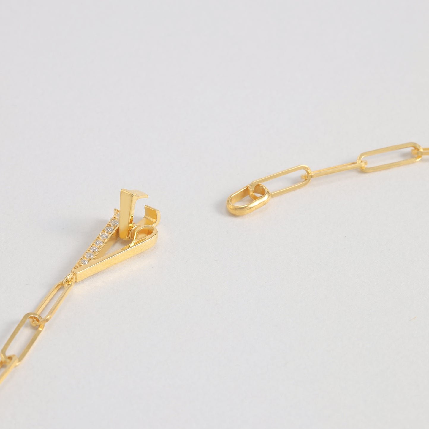 PRISM ロゴクラスプ ネックレス