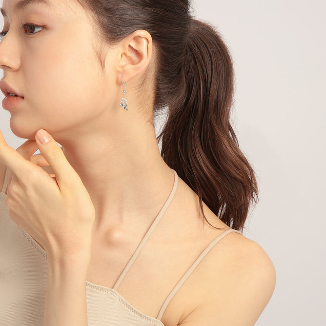 KALENDAE【AUGUST】フェザーモチーフ ピアス